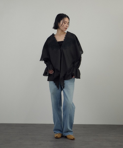 SALON adam et rope'（サロン アダム エ ロペ）の「クロスレースケープブラウス（シャツ/ブラウス・レディース・ブラック/オフホワイト・FREE）」の5枚目の写真
