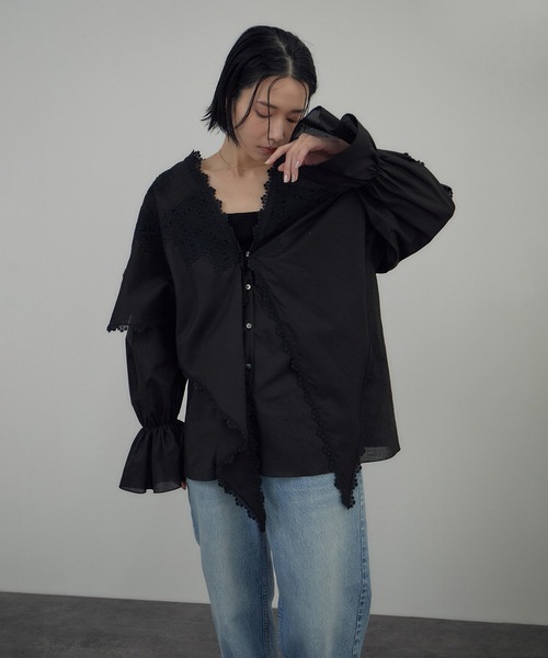 SALON adam et rope'（サロン アダム エ ロペ）の「クロスレースケープブラウス（シャツ/ブラウス・レディース・ブラック/オフホワイト・FREE）」の7枚目の写真
