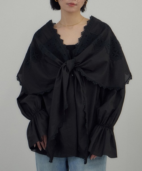 SALON adam et rope'（サロン アダム エ ロペ）の「クロスレースケープブラウス（シャツ/ブラウス・レディース・ブラック/オフホワイト・FREE）」の8枚目の写真