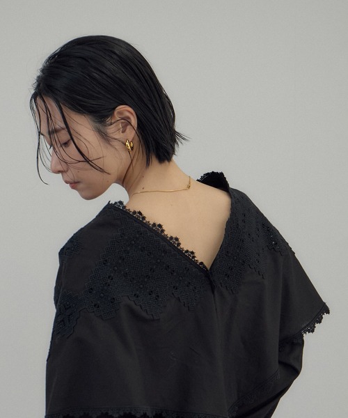 SALON adam et rope'（サロン アダム エ ロペ）の「クロスレースケープブラウス（シャツ/ブラウス・レディース・ブラック/オフホワイト・FREE）」の9枚目の写真