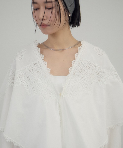 SALON adam et rope'（サロン アダム エ ロペ）の「クロスレースケープブラウス（シャツ/ブラウス・レディース・ブラック/オフホワイト・FREE）」の17枚目の写真