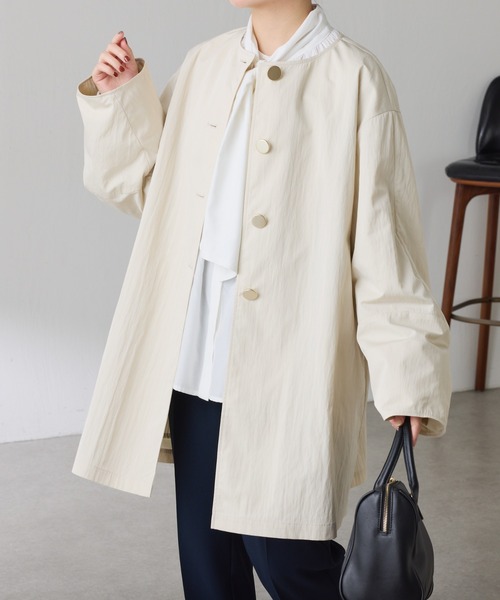 COLLAGE GALLARDAGALANTE（コラージュガリャルダガランテ）の「メタル釦ヴィンテージクロスノーカラーコート（ノーカラーコート・レディース・グレイッシュベージュ/ネイビー・FREE）」の2枚目の写真