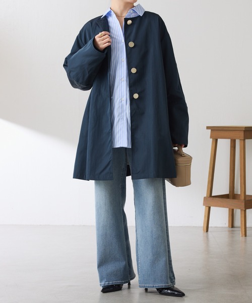 COLLAGE GALLARDAGALANTE（コラージュガリャルダガランテ）の「メタル釦ヴィンテージクロスノーカラーコート（ノーカラーコート・レディース・グレイッシュベージュ/ネイビー・FREE）」の3枚目の写真