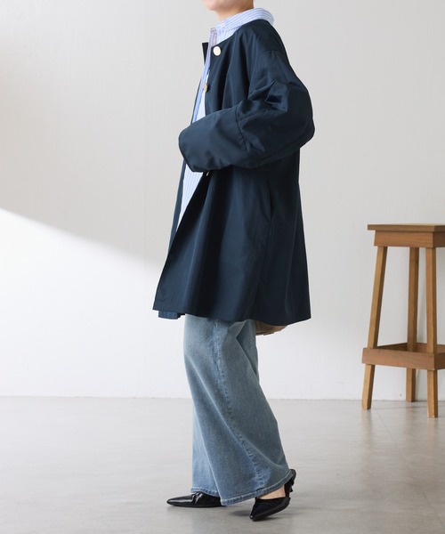 COLLAGE GALLARDAGALANTE（コラージュガリャルダガランテ）の「メタル釦ヴィンテージクロスノーカラーコート（ノーカラーコート・レディース・グレイッシュベージュ/ネイビー・FREE）」の10枚目の写真