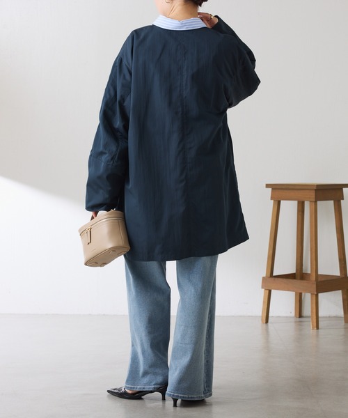COLLAGE GALLARDAGALANTE（コラージュガリャルダガランテ）の「メタル釦ヴィンテージクロスノーカラーコート（ノーカラーコート・レディース・グレイッシュベージュ/ネイビー・FREE）」の11枚目の写真