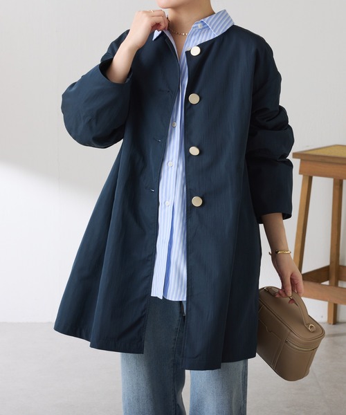 COLLAGE GALLARDAGALANTE（コラージュガリャルダガランテ）の「メタル釦ヴィンテージクロスノーカラーコート（ノーカラーコート・レディース・グレイッシュベージュ/ネイビー・FREE）」の4枚目の写真
