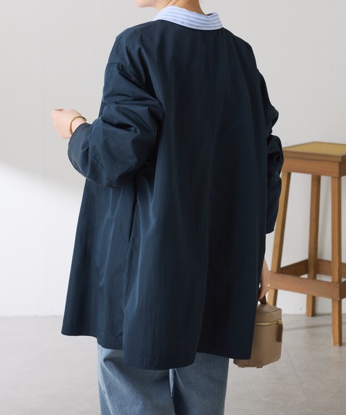 COLLAGE GALLARDAGALANTE（コラージュガリャルダガランテ）の「メタル釦ヴィンテージクロスノーカラーコート（ノーカラーコート・レディース・グレイッシュベージュ/ネイビー・FREE）」の6枚目の写真