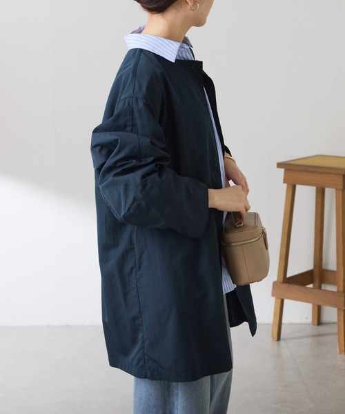COLLAGE GALLARDAGALANTE（コラージュガリャルダガランテ）の「メタル釦ヴィンテージクロスノーカラーコート（ノーカラーコート・レディース・グレイッシュベージュ/ネイビー・FREE）」の8枚目の写真