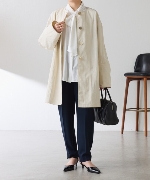 COLLAGE GALLARDAGALANTE（コラージュガリャルダガランテ）の「メタル釦ヴィンテージクロスノーカラーコート（ノーカラーコート・レディース・グレイッシュベージュ/ネイビー・FREE）」の15枚目の写真