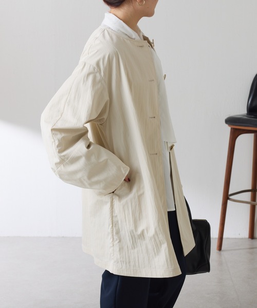 COLLAGE GALLARDAGALANTE（コラージュガリャルダガランテ）の「メタル釦ヴィンテージクロスノーカラーコート（ノーカラーコート・レディース・グレイッシュベージュ/ネイビー・FREE）」の19枚目の写真