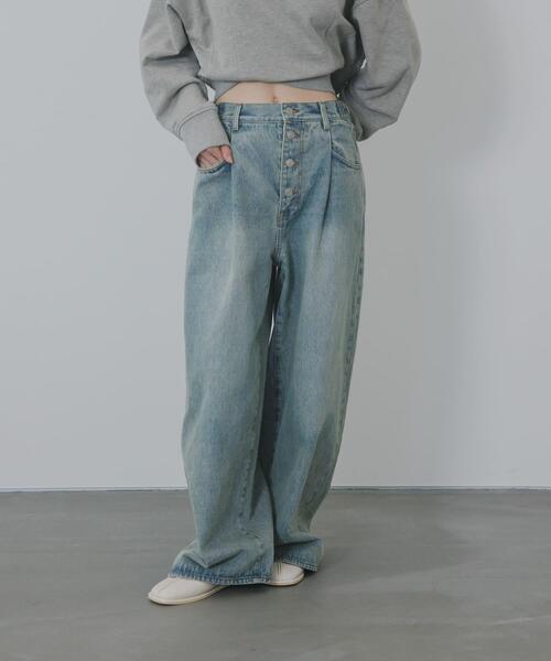 KBF（ケイビーエフ）の「『3サイズ展開』タックボタンアップデニム（デニムパンツ・レディース・ブルー/ライトブルー・38/34/36）」の2枚目の写真