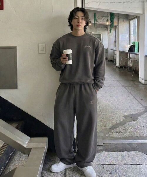 PHERMENON(フェルメノン)の「ピグメントオーバーサイズワイドストリングジョガーパンツ - グレー(スウェットパンツ・メンズ・その他・1/2)」の2枚目の写真