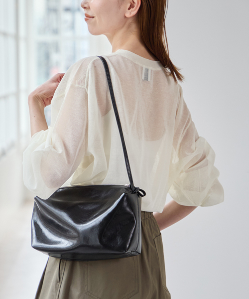 U by SPICK&SPAN(ユーバイスピックアンドスパン)の「【LOW CLASSIC / ロウクラシック】Lc LEATHER CARAMEL BOX BAG(ショルダーバッグ・レディース・ブラック・FREE)」の1枚目の写真