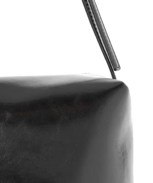 U by SPICK&SPAN(ユーバイスピックアンドスパン)の「【LOW CLASSIC / ロウクラシック】Lc LEATHER CARAMEL BOX BAG(ショルダーバッグ・レディース・ブラック・FREE)」の21枚目の写真