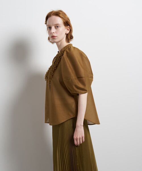 LANVIN en Bleu（ランバンオンブルー）の「カールマイヤーフリルブラウス（シャツ/ブラウス・レディース・グレー/キャメル/オフホワイト・38）」の8枚目の写真
