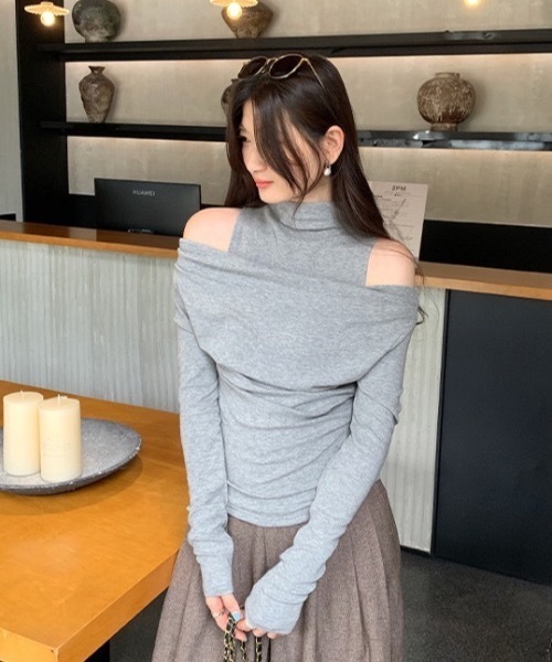 FUNdaysion(ファンデイション)の「ハイネックレイヤード風オフショルダートップス(シャツ/ブラウス・レディース・ベージュ/ブラック/グレー・M)」の8枚目の写真