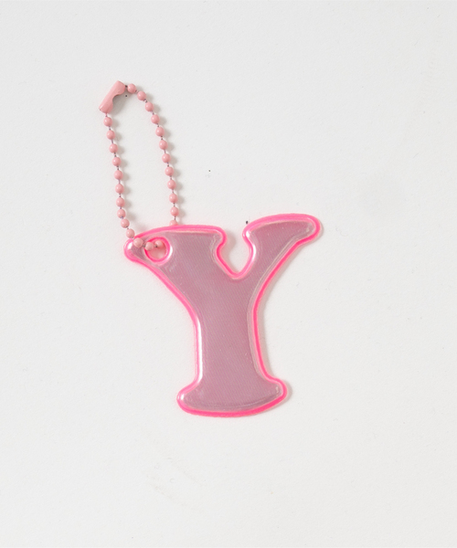 and D. petit main（アンドディープティマイン）の「あんしんアルファベットリフレクターチャーム（ピンク）（その他小物・キッズ・チェリーピンク/ライトピンク/ピンク/レッド系その他/バーガンディー/レッド/パープル・F）」の2枚目の写真