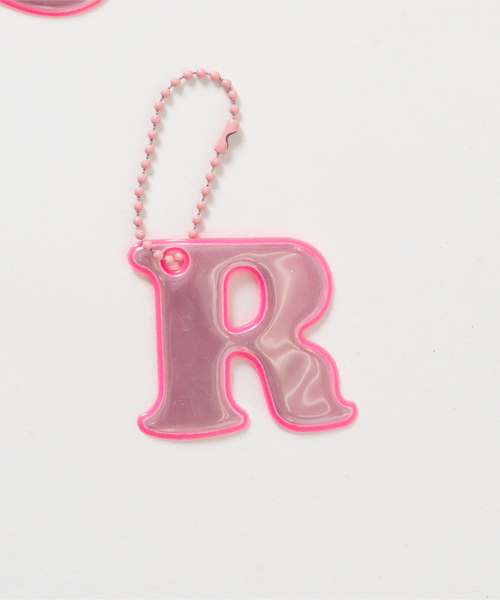 and D. petit main（アンドディープティマイン）の「あんしんアルファベットリフレクターチャーム（ピンク）（その他小物・キッズ・チェリーピンク/ライトピンク/ピンク/レッド系その他/バーガンディー/レッド/パープル・F）」の6枚目の写真