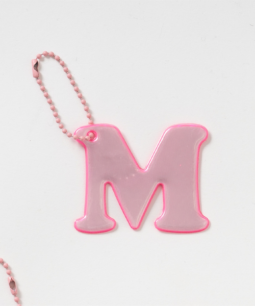 and D. petit main（アンドディープティマイン）の「あんしんアルファベットリフレクターチャーム（ピンク）（その他小物・キッズ・チェリーピンク/ライトピンク/ピンク/レッド系その他/バーガンディー/レッド/パープル・F）」の7枚目の写真