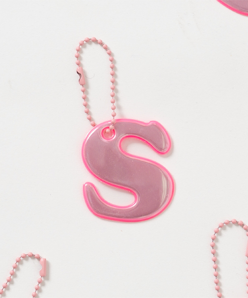 and D. petit main（アンドディープティマイン）の「あんしんアルファベットリフレクターチャーム（ピンク）（その他小物・キッズ・チェリーピンク/ライトピンク/ピンク/レッド系その他/バーガンディー/レッド/パープル・F）」の4枚目の写真