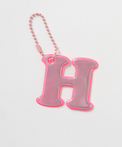 and D. petit main（アンドディープティマイン）の「あんしんアルファベットリフレクターチャーム（ピンク）（その他小物・キッズ・チェリーピンク/ライトピンク/ピンク/レッド系その他/バーガンディー/レッド/パープル・F）」の3枚目の写真