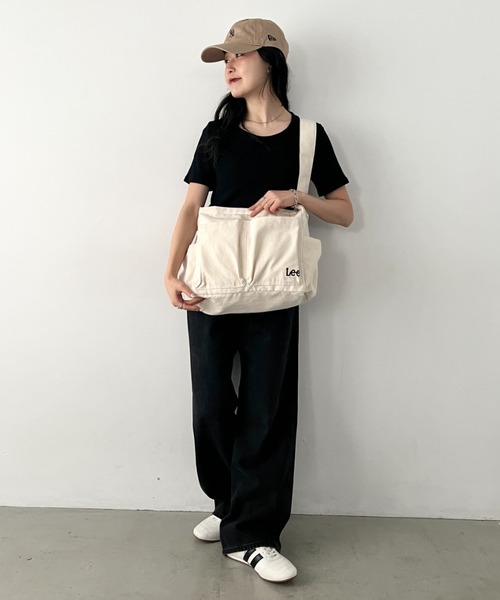 Lee(リー)の「Lee/立体ポケット キャンバスショルダーバッグ/A4対応/ ユニセックス(ショルダーバッグ・レディース・ブラック/オフホワイト・FREE)」の3枚目の写真