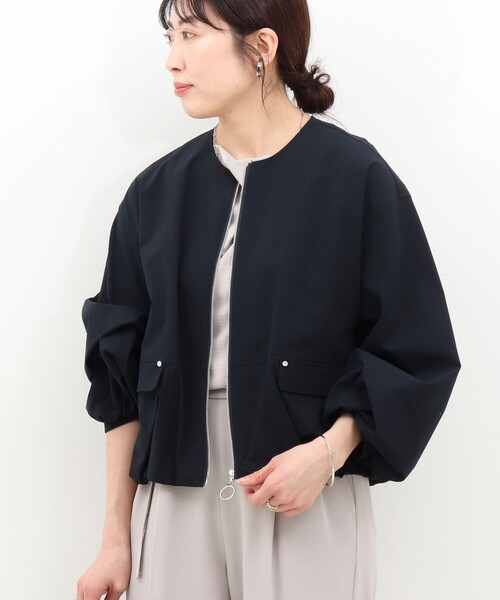 MICO COULIER（ミコクリエ）の「撥水ノーカラーブルゾン（ブルゾン・レディース・サックスブルー/キャメル/ネイビー・38）」の2枚目の写真