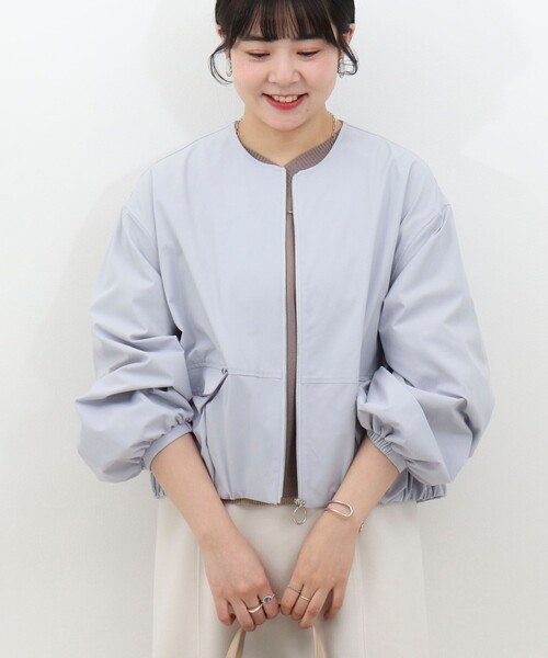 MICO COULIER（ミコクリエ）の「撥水ノーカラーブルゾン（ブルゾン・レディース・サックスブルー/キャメル/ネイビー・38）」の3枚目の写真