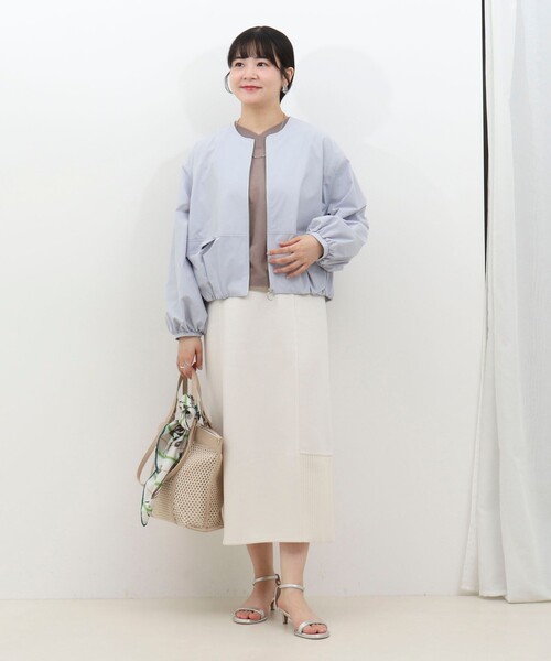 MICO COULIER（ミコクリエ）の「撥水ノーカラーブルゾン（ブルゾン・レディース・サックスブルー/キャメル/ネイビー・38）」の4枚目の写真