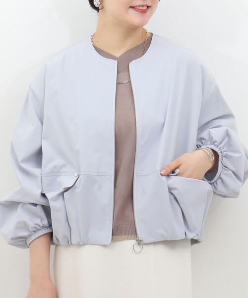 MICO COULIER（ミコクリエ）の「撥水ノーカラーブルゾン（ブルゾン・レディース・サックスブルー/キャメル/ネイビー・38）」の5枚目の写真