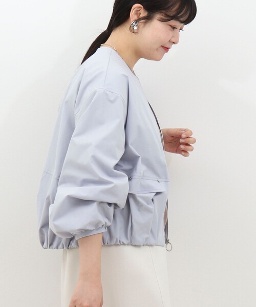 MICO COULIER（ミコクリエ）の「撥水ノーカラーブルゾン（ブルゾン・レディース・サックスブルー/キャメル/ネイビー・38）」の7枚目の写真