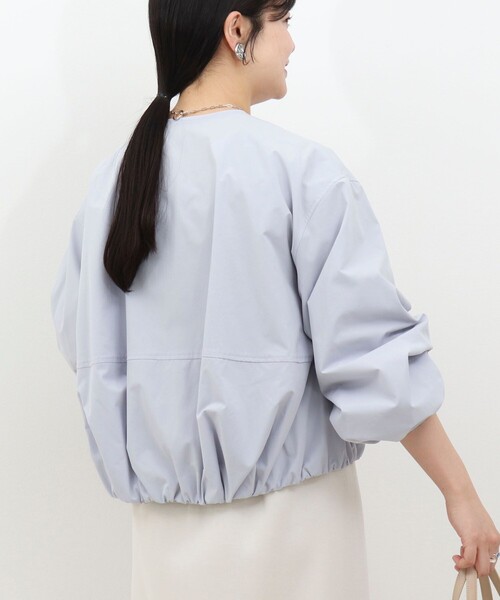 MICO COULIER（ミコクリエ）の「撥水ノーカラーブルゾン（ブルゾン・レディース・サックスブルー/キャメル/ネイビー・38）」の8枚目の写真