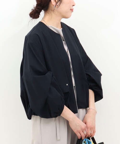 MICO COULIER（ミコクリエ）の「撥水ノーカラーブルゾン（ブルゾン・レディース・サックスブルー/キャメル/ネイビー・38）」の13枚目の写真