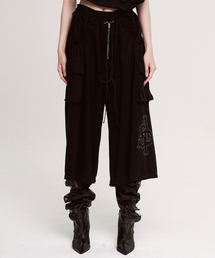 ASPARAGUS（アスパラガス）の「ASPロゴビーズプリーツポケットワイドパンツブラック（スウェットパンツ）」