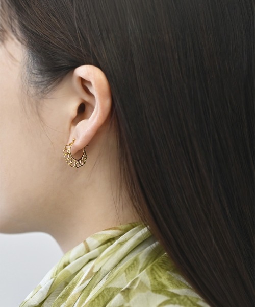 sowi(ソーイ)の「SV925+K10YG Talat Kanok Dok Lace ピアス(ピアス(両耳用)・レディース・シルバー/ゴールド・フリ-)」の5枚目の写真