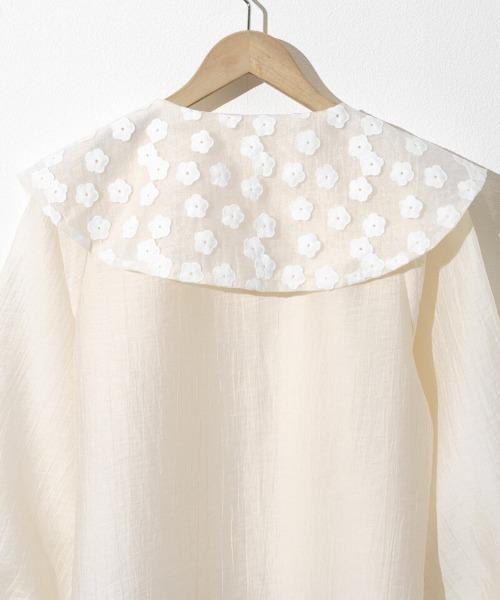 flower(フラワー)の「ボタニカルカラーブラウス(シャツ/ブラウス・レディース・ホワイト/アイボリー・FREE)」の3枚目の写真