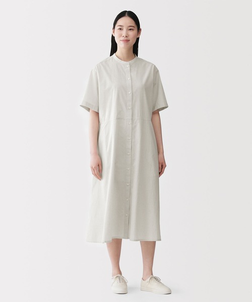無印良品(ムジルシリョウヒン)の「婦人 涼感 半袖シャツワンピース(シャツワンピース・レディース・ブラック/ホワイト系/サックスブルー系・S/M/L/XL)」の2枚目の写真