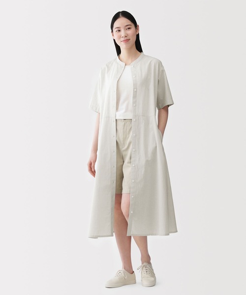 無印良品(ムジルシリョウヒン)の「婦人 涼感 半袖シャツワンピース(シャツワンピース・レディース・ブラック/ホワイト系/サックスブルー系・S/M/L/XL)」の4枚目の写真