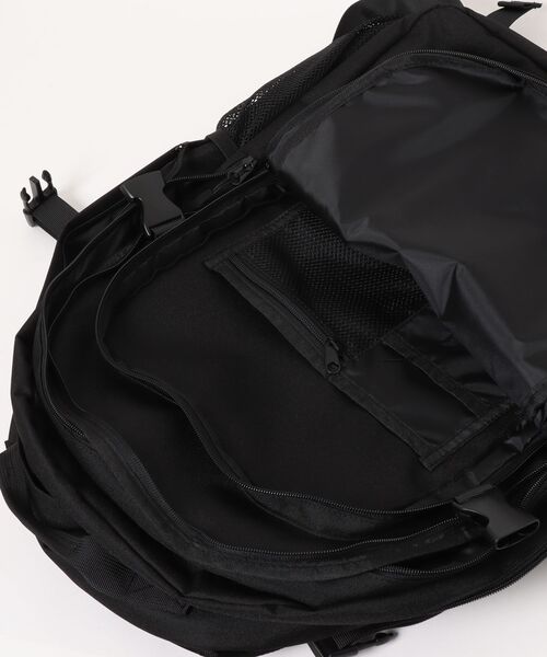 FILA（フィラ）の「FILA（フィラ）撥水加工 ドローコードデザインバックパック  カラビナ付き/リュックサック A4 PC収納 メンズ レディース 通学 通勤（バックパック/リュック・メンズ・ブラック×ブラック/ブラック×レッド/ブラック×ブルー・FREE）」の7枚目の写真