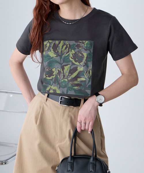 BONLECILL（ボンルシール）の「フラワーアートプリントT（Tシャツ/カットソー・レディース・オフホワイト/ネイビー/チャコールグレー・FREE）」の2枚目の写真