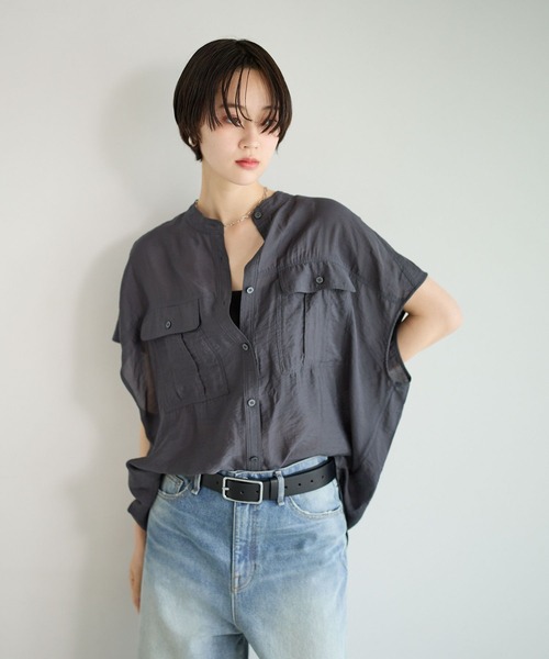 BAYFLOW（ベイフロー）の「[ショートとロングで選べる着丈]シアーワークシャツ（シャツ/ブラウス・レディース・ライトブルー/チャコールグレー/オフホワイト/ピンク・SMALL/MEDIUM）」の2枚目の写真