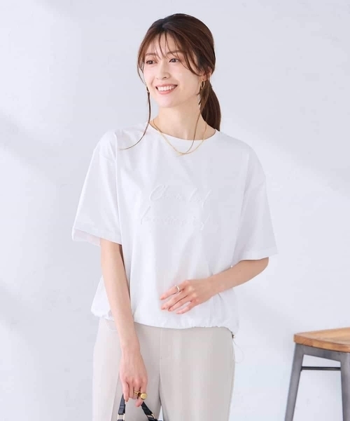 a.v.v(アーヴェヴェ)の「【新色追加】裾ドロストロゴTシャツ(Tシャツ/カットソー・レディース・ホワイト/ブラウン/アイボリー/チャコールグレー・39)」の1枚目の写真