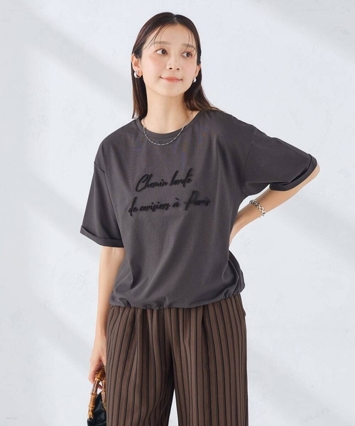 a.v.v(アーヴェヴェ)の「【新色追加】裾ドロストロゴTシャツ(Tシャツ/カットソー・レディース・ホワイト/ブラウン/アイボリー/チャコールグレー・39)」の3枚目の写真