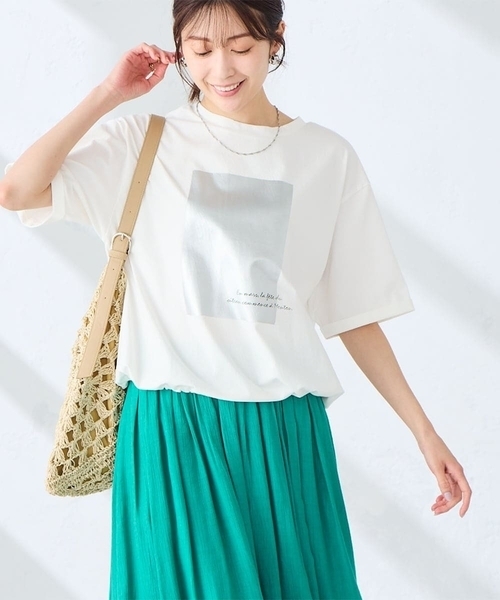 a.v.v(アーヴェヴェ)の「【新色追加】裾ドロストロゴTシャツ(Tシャツ/カットソー・レディース・ホワイト/ブラウン/アイボリー/チャコールグレー・39)」の2枚目の写真
