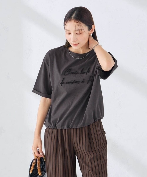a.v.v(アーヴェヴェ)の「【新色追加】裾ドロストロゴTシャツ(Tシャツ/カットソー・レディース・ホワイト/ブラウン/アイボリー/チャコールグレー・39)」の13枚目の写真