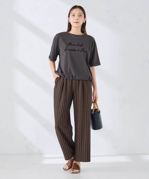 a.v.v(アーヴェヴェ)の「【新色追加】裾ドロストロゴTシャツ(Tシャツ/カットソー・レディース・ホワイト/ブラウン/アイボリー/チャコールグレー・39)」の17枚目の写真