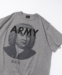 Alpha Industries（アルファインダストリーズ）の「Alpha Industries/アルファ インダストリーズ 別注 ARMY バッハ プリントTシャツ（Tシャツ/カットソー）」