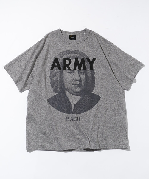 Alpha Industries（アルファインダストリーズ）の「Alpha Industries/アルファ インダストリーズ 別注 ARMY バッハ プリントTシャツ（Tシャツ/カットソー・メンズ・グレー系その他・MEDIUM/LARGE/X-LARGE）」の2枚目の写真