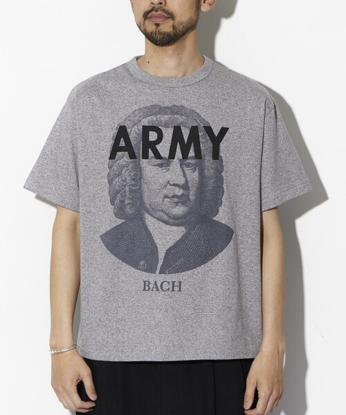 Alpha Industries（アルファインダストリーズ）の「Alpha Industries/アルファ インダストリーズ 別注 ARMY バッハ プリントTシャツ（Tシャツ/カットソー・メンズ・グレー系その他・MEDIUM/LARGE/X-LARGE）」の11枚目の写真