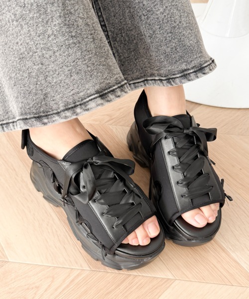 WEGO(ウィゴー)の「WEGO/厚底レースアップリボンスポサン(サンダル・レディース・ブラック/オフホワイト・LARGE/MEDIUM/SMALL)」の1枚目の写真
